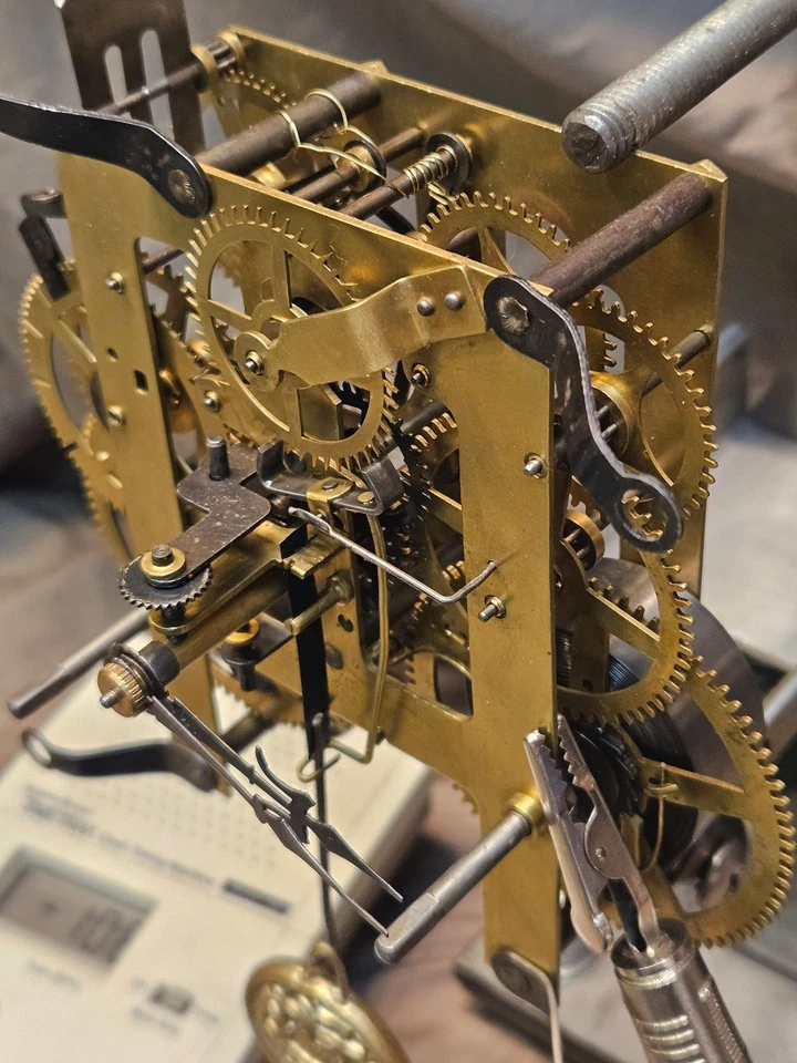 Movimiento de reloj de manto Ingraham Thumbwheel restaurado reconstruido con agujas de péndulo de llave Foto 1 de 4