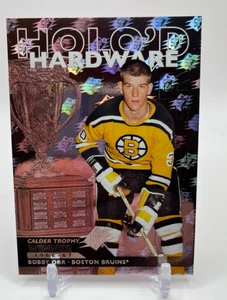 2025-26 Upper Deck SPx Bobby Orr Holo'd Hardware #HH-BO - Afbeelding 1 van 2