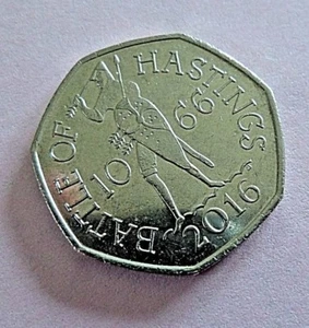 *MUY BUEN ESTADO* Moneda de 50 piezas Battle Of Hastings 2016 1066 *COMO NUEVA* - Imagen 1 de 2