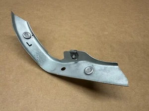 1997-2004 Chevrolet Corvette C5 LH Driver Fender Bracket - Foto 1 di 2