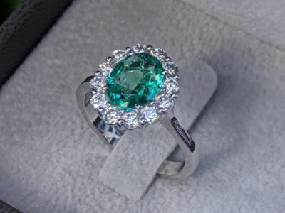 Anillo de compromiso de diamantes esmeraldas naturales de corte ovalado de 2,50 quilates de oro blanco de 14 quilates talla 8 Foto 1 de 4