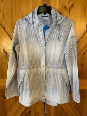 CHAQUETA COLOMBIA GABLE ISLAND COLOR: BLANCO CON RAYAS GRISES Grande (0520) Leer Foto 1 de 4