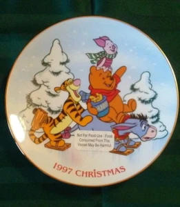 1997 Grolier Collectibles Disney Winnie the Pooh 8,5" Piatto Pooh's Skating Party - Foto 1 di 3