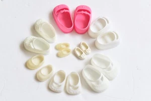 8 paia di scarpe vintage in vinile/plastica modellate stile Mary Jane per bambole più piccole (R) - Foto 1 di 4