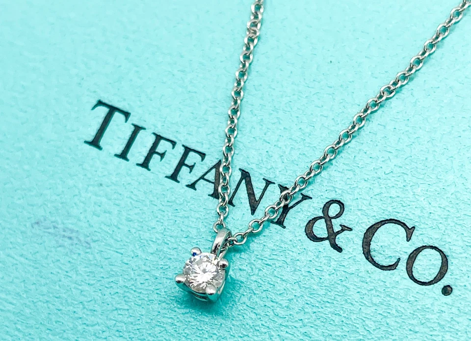 Tiffany & Co. Платиновое ожерелье с подвеской в виде солитера с бриллиантами 16 дюймов - Изображение 1 из 4