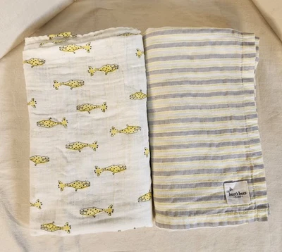 Dos mantas receptoras jirafa amarilla/rayas grises y amarillas Foto 1 de 4