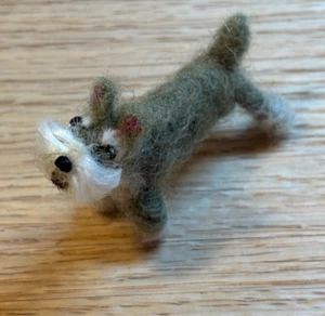 Schnauzer miniatura de fieltro para casa de muñecas, hecho a mano - Imagen 1 de 4