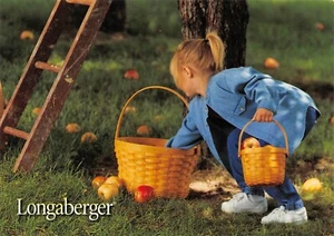 Cartolina pubblicitaria Longaberger Basket Co. Apple Picking Basket Scena Vintage 2001 - Foto 1 di 2