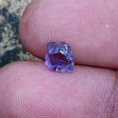 Guijarro de espinela púrpura áspero de 1,53 quilates natural sin tratar VVS gema de origen de Sri Lanka Foto 1 de 4