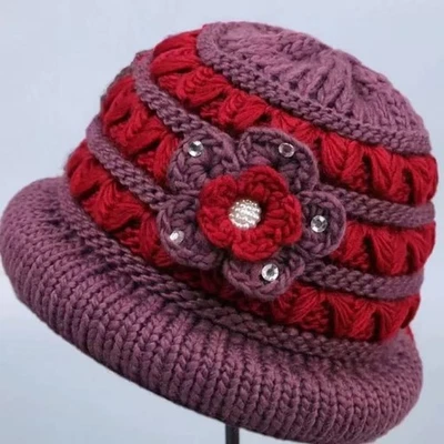Sombrero de invierno tejido para mujer con forro polar suave y elegante patrón floral Foto 1 de 4