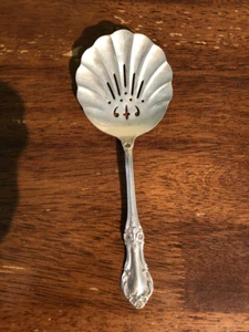 International sterling rose server. Shell shaped. Mint. 71 grams - Picture 1 of 5