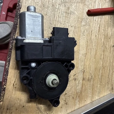 2017-2019 GENESIS G90 FRONT LEFT DRIVER SIDE DOOR WINDOW REGULATOR MOTOR - Image 1 of 4