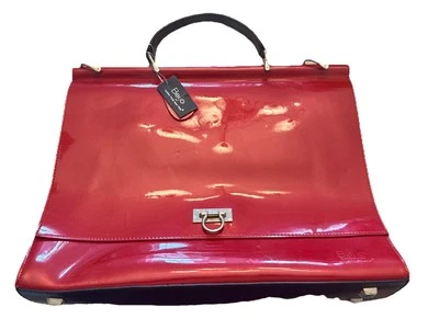 Bolso de Hombro Beijo 'Uptown' Rojo Y Negro Charol Cartera Multi Compartimento Foto 1 de 4