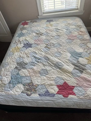 Grandmother's Flower Garden" quilt, a classic quilt pattern hexagonalQ mattress  - Image 1 of 4