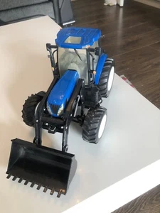 Britains ERTL New Holland T7050 Front Loader Tractor 1:16 Scale - Picture 1 of 7