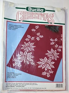 Bucilla Punto de Cruz Navidad Tela Roja con Pascua Blanco Tablerunner LEER - Imagen 1 de 3