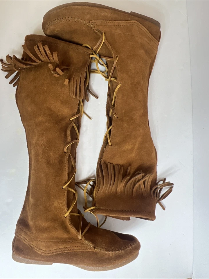 Botas mocassim Minnetonka couro marrom camurça renda joelho alto M 7 /W 8,5 - Imagem 1 de 4