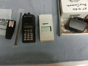 Motorola UHF HT1250 403-470 MHz 128 Ch sécurité intrinsèque FM AAH25RDH9AA6AN - Photo 1/8