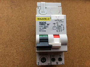 Disyuntor cuadrado D KQE 16A 30mA RCBO tipo C 1 polo 10kA 240Vac KQE KQE116C03  - Imagen 1 de 2