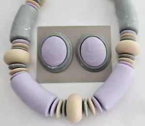 Set orecchini e girocollo traforati Avon 'Colori sbiancati' - lavanda/blu/abbronzatura - Foto 1 di 19