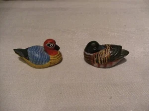 2 petits canards - figurines decoratives peintes - 2,5 x 4,5 cm - Picture 1 of 3
