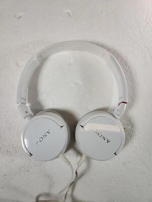 Auriculares estéreo Sony MDR-ZX100 blancos serie ZX modelo MDRZX100 probados sobre la oreja Foto 1 de 4