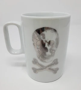 Taza Calavera y Huesos Cruzados Galería Z Blanca Plata Halloween - Imagen 1 de 4