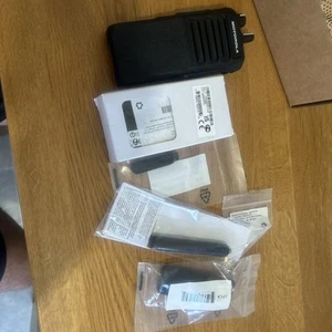 Motorola R7a VHF Cyfrowe dwukierunkowe radio Walkie Talkie Ręczne i *ŁADOWARKA* - Zdjęcie 1 z 3