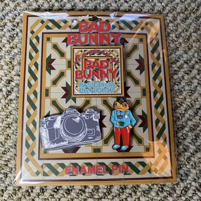 Bad Bunny - Mercancía Residencial Exclusiva - Juego de 3 prendedores "Cámara" Nuevo en Paquete Foto 1 de 2