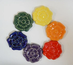 ROSETTE MOSAIKFLIESEN Handarbeit Keramik Kunst Handwerk Fliesen Regenbogenfarben 6er Set - Bild 1 von 6