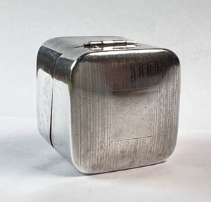 Scatola/pillole vintage incisa sterling coperchio incernierato marcata robusta/sterlina - Foto 1 di 12