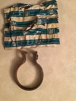 Abrazadera de escape silenciador Oldsmobile F85 1964-65 doble corte único GM 1190676 Foto 1 de 4