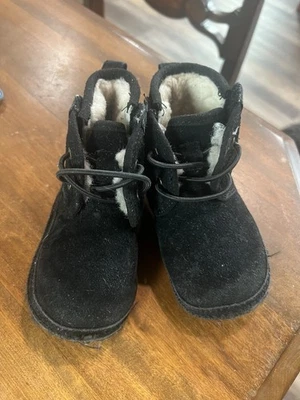 Botas Ugg para niños pequeños 4/5 Foto 1 de 4
