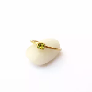 Peridot Ring 18K Gold solitaire ring square stone - Handmade fine Jewelry - Picture 1 of 5