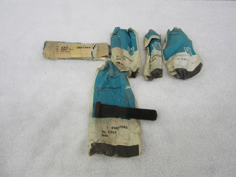 Nuevo de Lote Antiguo 1951 1952 1953 Chevrolet Camión Utilitario Tornillos de Buje Trasero GM 3697043 dp  Foto 1 de 4