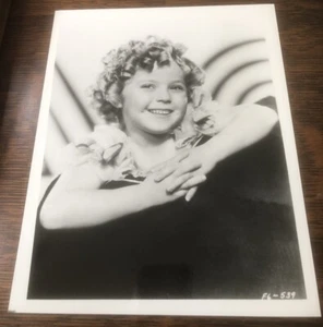 Young SHIRLEY TEMPLE - Fotografía publicitaria brillante en blanco y negro - 8" x 10" - Imagen 1 de 3