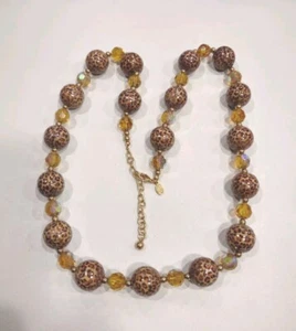 Collar con cuentas de plástico con estampado de guepardo Joan Rivers tono dorado 30", H1 - Imagen 1 de 5