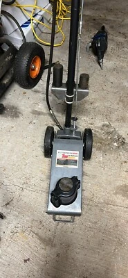 Gato de piso hidráulico/aire de 22 toneladas automotriz Pittsburgh Foto 1 de 4