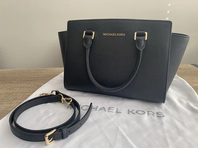 Bolsa tiracolo Michael Kors Selma preta couro saffiano média satchel - Imagem 1 de 4