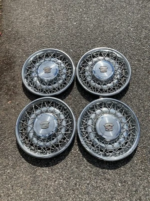 Cadillac Deville 1975 a 1984 tapacubos de radios de cable de 15 pulgadas cubiertas de rueda rayadas Foto 1 de 4