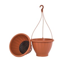 blumenampel draußen mit wasserspeicher