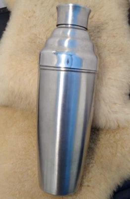 COCKTAIL SHAKER 24 OZ MARTINI COCKTAIL MIXER STAINLESS STEEL W/ LID- GOOD COND - Image 1 of 4