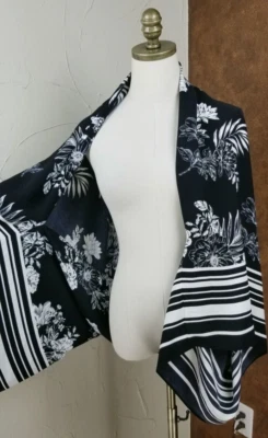 Capa para mujer Joseph Ribkoff estampada floral y a rayas blanca y negra O/S nueva con etiquetas Foto 1 de 4