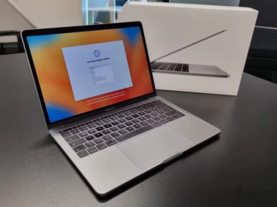 Apple MacBook Pro 13" (Modell 2017) – i5 2,3 GHz, 8GB RAM, 256GB - Bild 1 von 4