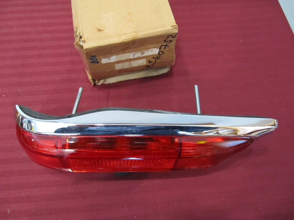 Lente de lámpara de luz trasera izquierda NOS Mercedes-Benz W111 250SE 280SE cupé descapotable Foto 1 de 4