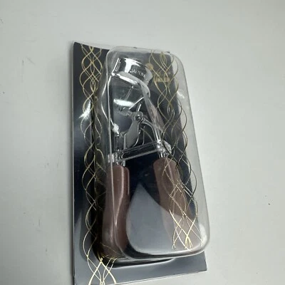 Mini rizador de pestañas rosa con almohadilla de repuesto JAPONESQUE Foto 1 de 3