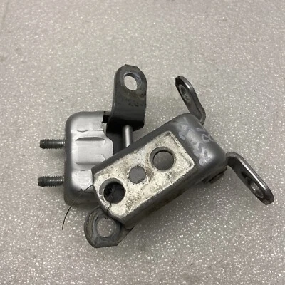 2006  TOYOTA COROLLA  Silver REAR LEFT DOOR UPPER&LOWER HINGE OEM - Изображение 1 из 4