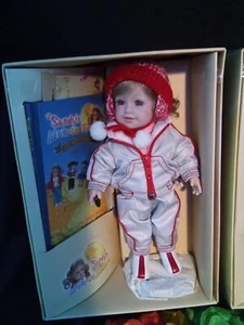 Ericka Sandy's Adora-ble Friends La piantagione di una nazione scatola e libro originali B103 - Foto 1 di 4