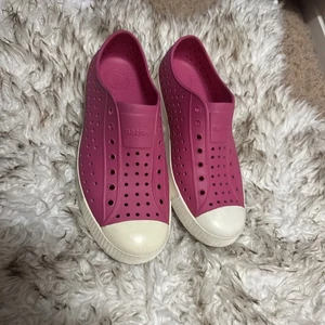 Native Jefferson Schuh Erwachsene Größe 8 oder J6 Slipper wasserdicht hellrosa - Bild 1 von 4