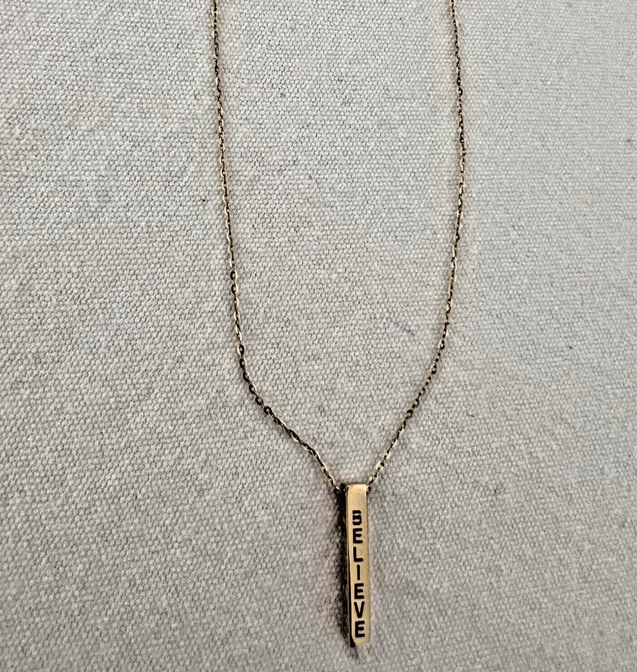 Collar de cadena de oro amarillo de 14K con colgante con dije “FE BENDITA ESPERANZA CREE” 2,5 g Foto 1 de 4